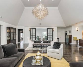 The Whitehouse ! Your Private Oasis In Carmel - Carmel - Living room