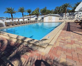 Peaceful Lake View Mobile Home 55+ Community Cozy - Port Richey - Pool