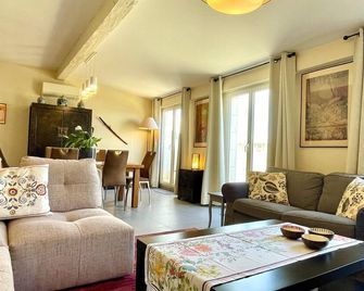 Historic center, a terrace over the city and the river, lift, A/C, parking. - Bordeaux - Living room