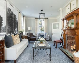 134 Prince - Luxury Boutique Hotel - Annapolis - Living room