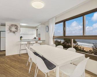 Parkyn Place 6 - Three Bedroom Oceanview Apartment on Mooloolaba Spit - Mooloolaba - Dining room