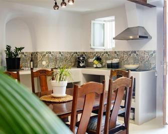 Cave house in beautiful local village with views, gym and relaxing atmosphere - Megalochori - Salle à manger