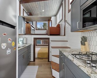 Charming 2-bedroom tiny home with Lake Ohop access - Near Mt. Rainier - Eatonville - Cocina