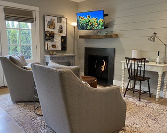 Luxury King Studio · In-Town Highlands · Mountain View · Fireplace · Fiber Wifi - Highlands - Living room