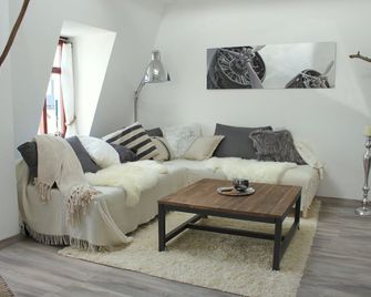 Loft im Turmhaus am Weissen Hirsch - درسدين - غرفة معيشة
