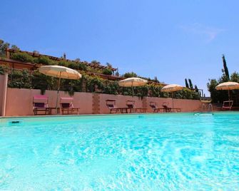 Enticing Farmhouse In Montalto DI Castro Near Sea - Montalto di Castro - Zwembad