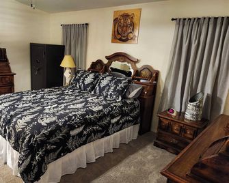Rustic 3-bedroom house in delightful Aztec with WiFi & riverside gazebo - Aztec - Habitación