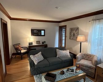 Charming 2-bedroom in Cudahy - Perfect for Families, Groups, or Extended Stays - Cudahy - Sala de estar