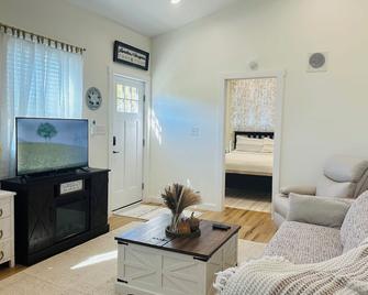 Cozy Barndominium Guest Home - Amelia Court House - Living room