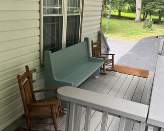 Sugar Creek Place is Your Cozy Private Creekside Getaway! - Franklin - Patio