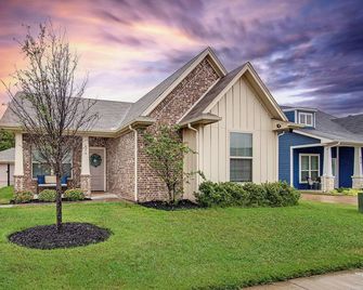 Farmhouse Fresh: Your Home Sweet Home Away - Burleson - Edificio