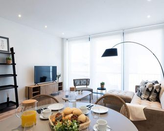 Petit Luxe Tobella Esquerra - Terrassa - Essbereich