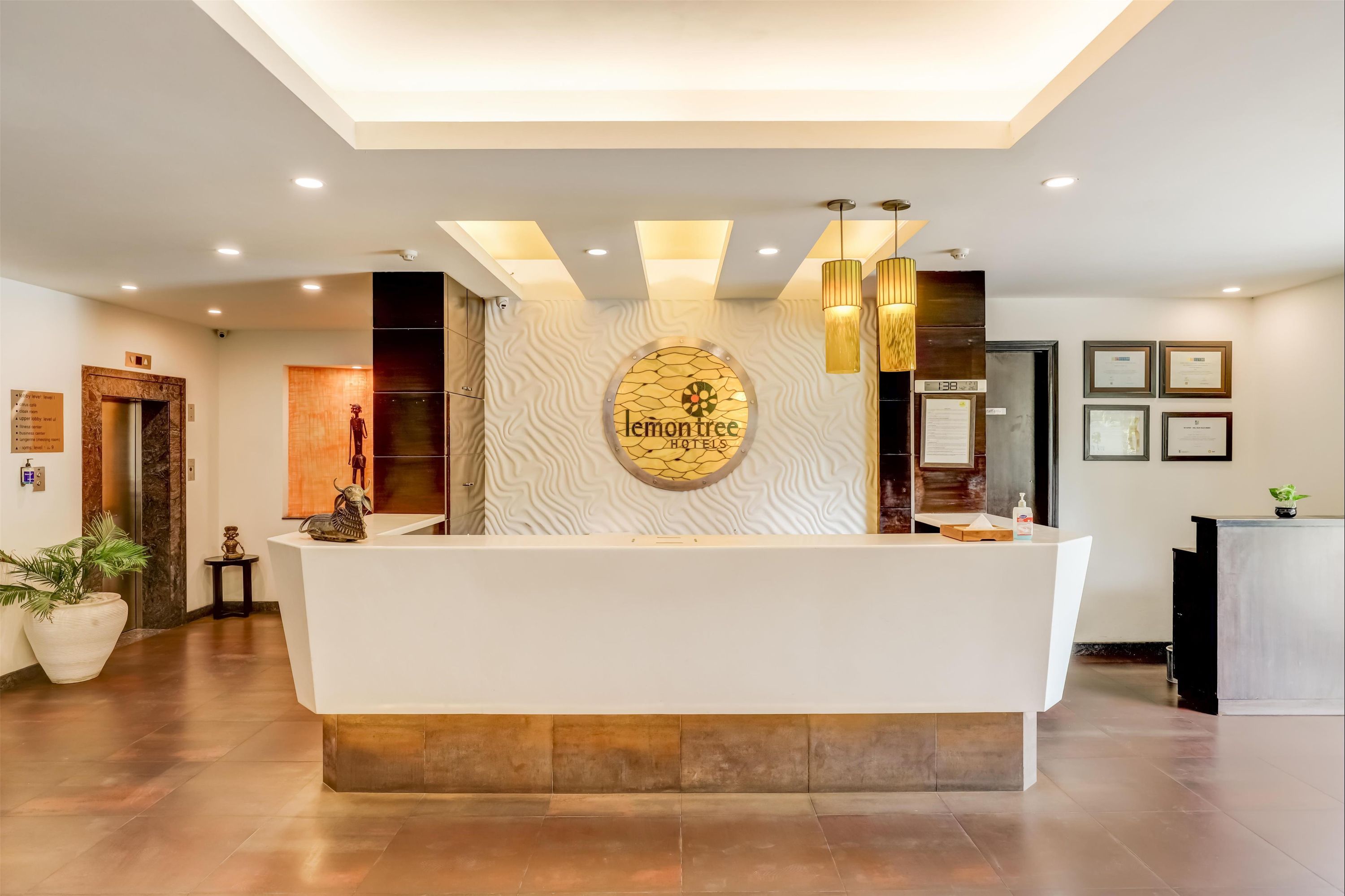 Lemon Tree Hotel, Ahmedabad - אחמדאבאד - דלפק קבלה