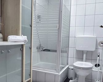 Moderne, helle Wohnung mit Terasse 15min bis OB Centro, Klimaanlage - Dinslaken - Badkamer