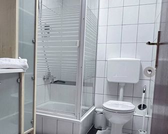 Moderne, helle Wohnung mit Terasse 15min bis OB Centro, Klimaanlage - Dinslaken - Bad