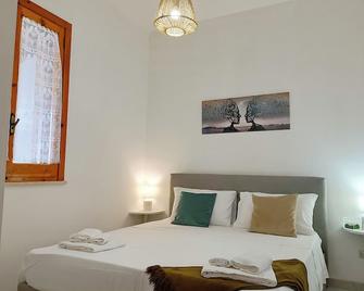 il giardino di Sofia Charm and Comfort Apartment - Torre Dell'Orso - Schlafzimmer