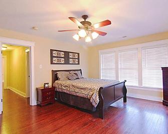 501c - Location Location! Downtown! Large Condo, Balcony W/Cushioned Seats! - Florence - Bedroom