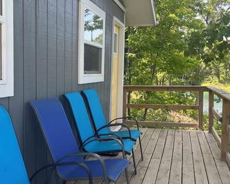 Private Waterfront Cabins - Knoxville - Balkon
