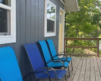 Private Waterfront Cabins - Knoxville - Balkon