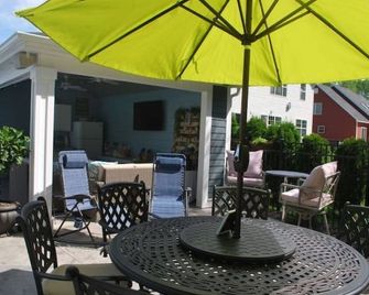 Relax within minutes to Saratoga w/privacy & green space, pool/pool house, 5Beds - Wilton - Patio