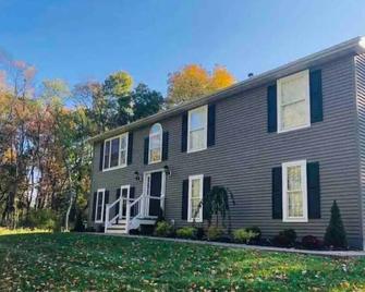 Beautiful, Spacious, 5 Acre Hudson Valley Family Retreat - باوكيبسي - مبنى