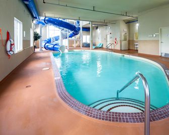 Holiday Inn Express & Suites Edson By IHG - Edson - Piscina