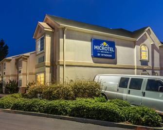 Microtel Inn & Suites by Wyndham Auburn - Auburn - Building