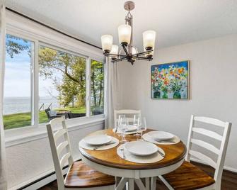 Lake Ontario Beauty! Sleeps 4! - Williamson - Dining room