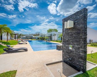 Stylish Playa Avellanas home with private pool, hot tub, and scenic views - San José Pinilla - Piscina