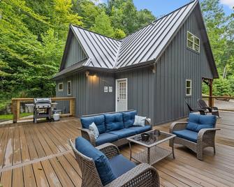 Hot Tub & Wifi - Intimate Cabin - Snuggle Inn - Red River Gorge, Kentucky! - Stanton - Patio