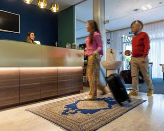 Easy Stay By Hotel La Perla - אזקונה - דלפק קבלה