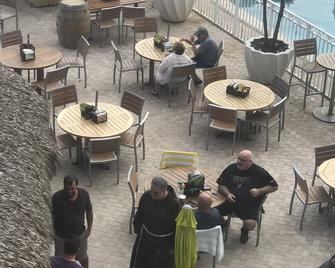 Oceanfront condo, beach, pool. 4 eateries on premises. Rent kayaks and jet skis. - Fort Lauderdale - Restaurant