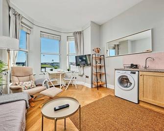 Dunluce Park 1 - Dog friendly - Portrush by the Sea - Portrush - Living room