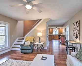 Lovely Finger Lakes Vacation Home Near Seneca Lake - Himrod - Living room