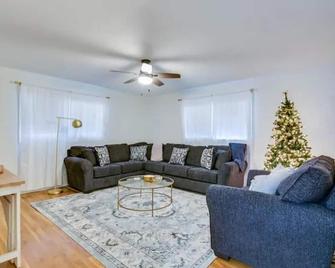 Cozy Spacious and Modern with 3 BR - San Angelo - Living room
