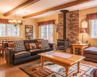 Apache Pines w/ AC & Heat-Summer Pool Access! - Dorrington - Sala de estar