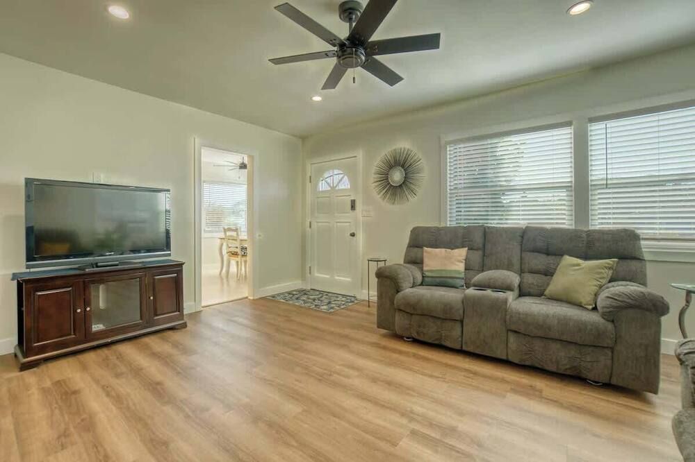 Southbaysunshine coastal cottage by beach-30+ Days - טוראנס - סלון