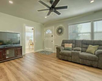 Southbaysunshine coastal cottage by beach - Torrance - Living room