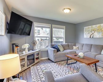 Charming McMinnville Home - Walk to Wineries! - McMinnville - Living room