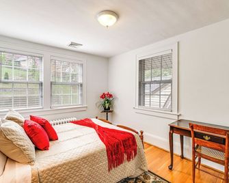 1 Mi to Dtwn Roanoke: Home w/ Yard & Mtn View! - Roanoke - Bedroom