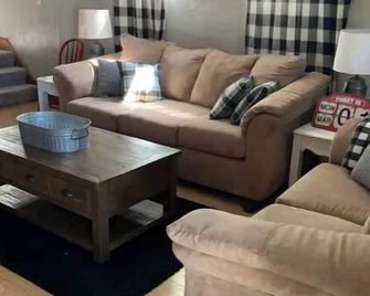Glass city Getaway - Toledo - Living room