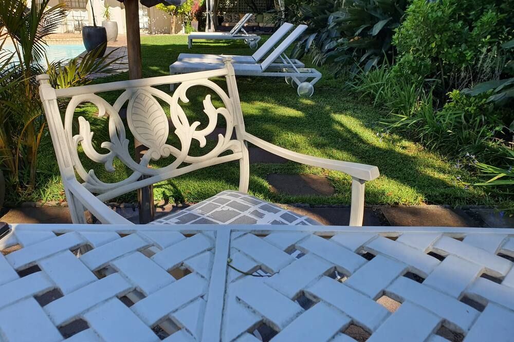 وايلد أوليف جست هاوس