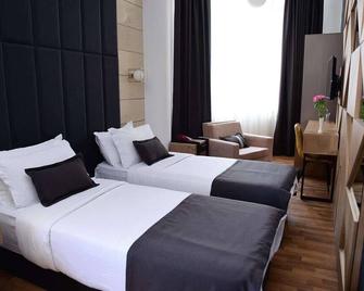 Hotel Comfort - Tirana - Phòng ngủ