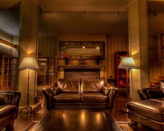 Embrace Nature in a Charming Historic Escape Nestled in the Pocono Mountains - East Stroudsburg - Lounge