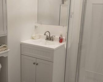 Cozy Haven a place to rest after your outdoor adventures - Kingston