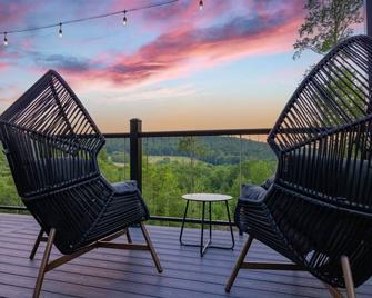 Moonlight Ridge | A-Frame, Hot Tub, & Fire Pit with Views! - Shippenville - Balcón