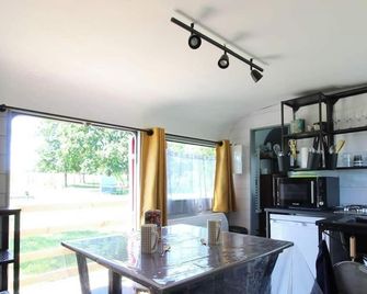 The Clowns' Lodge Caravan - Saint-Georges-sur-Loire