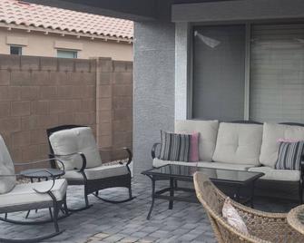Beautiful Spacious, 3-bedroom home. Covered patio with fire pit. Great rates! - San Tan Valley - Patio