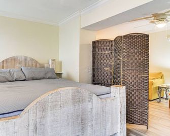Unit 3 Blocks Gulf to Beaches Historical Museum! - St. Pete Beach - Camera da letto