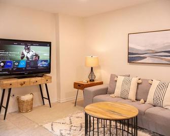 Modern Rustic Retreat - gorgeous, private walkout - Colorado Springs - Living room